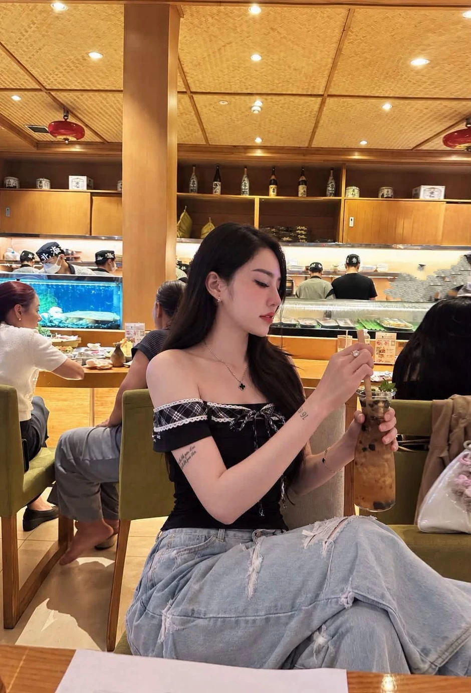 Đi uống Starbucks thôi mà hot girl này cũng khiến người xem phải Đi uống Starbucks thôi mà hot girl này cũng khiến người xem phải