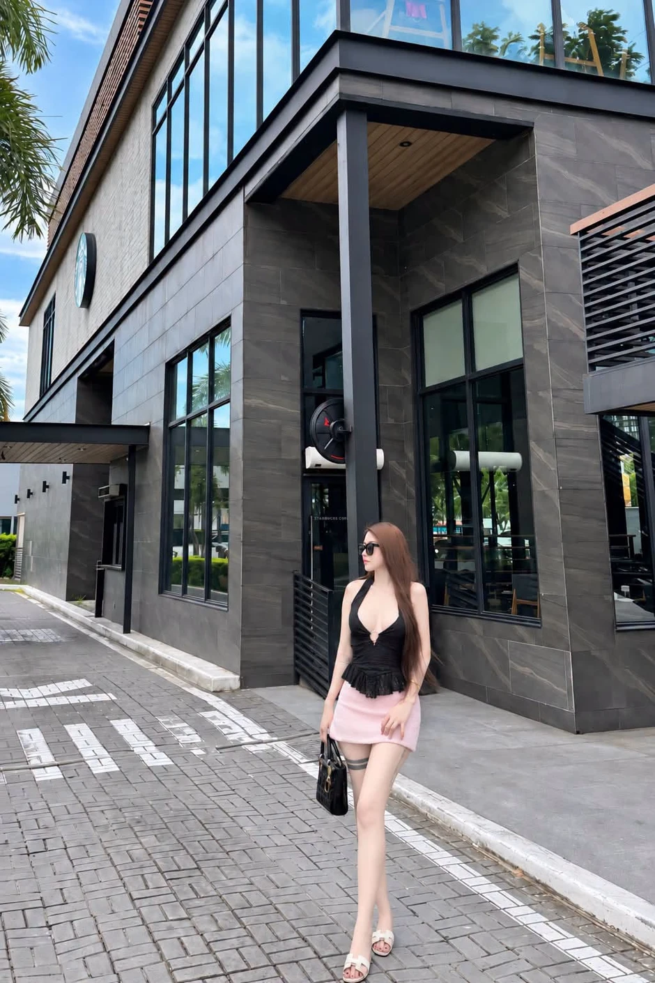 Đi uống Starbucks thôi mà hot girl này cũng khiến người xem phải Đi uống Starbucks thôi mà hot girl này cũng khiến người xem phải