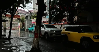 Đĩa mây đen khổng lồ giăng kín, trời Hà Nội giữa chiều tối sầm như 19h