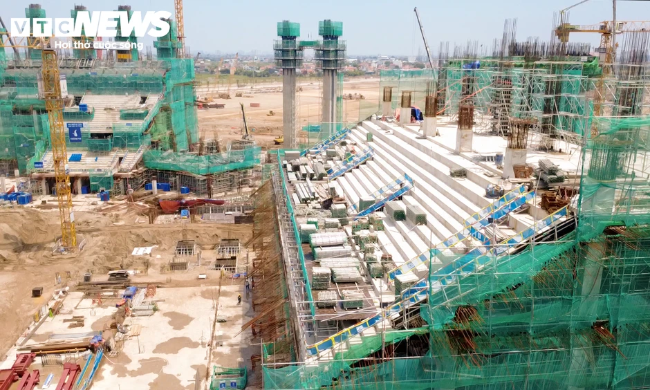 Diện mạo sân vận động VinFast - Trống Đồng sau 8 tháng thi công Diện mạo sân vận động VinFast - Trống Đồng sau 8 tháng thi công