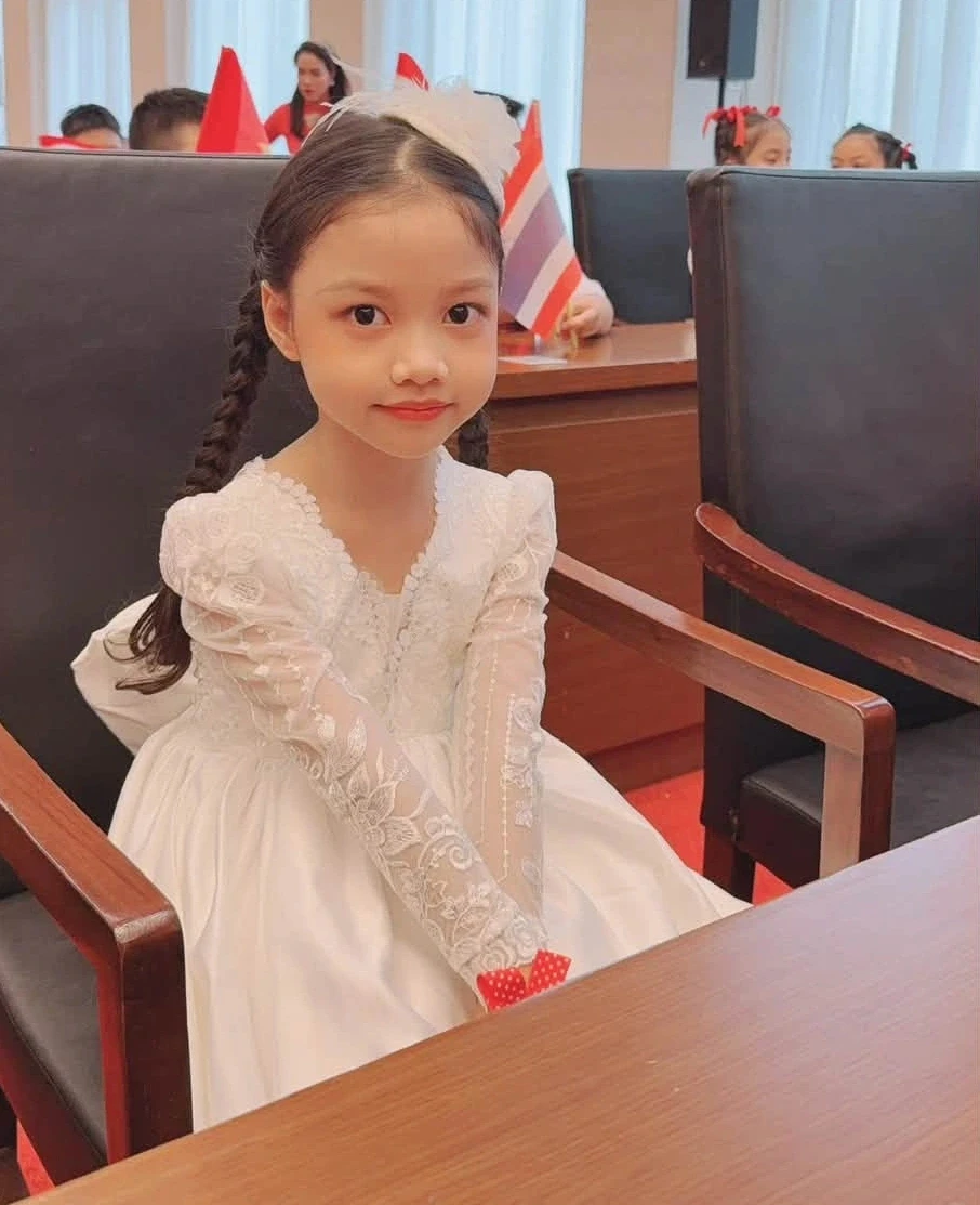 Điều chưa biết về bé gái tặng hoa cho Nhà vua Thái Lan tại Việt Nam Điều chưa biết về bé gái tặng hoa cho Nhà vua Thái Lan tại Việt Nam