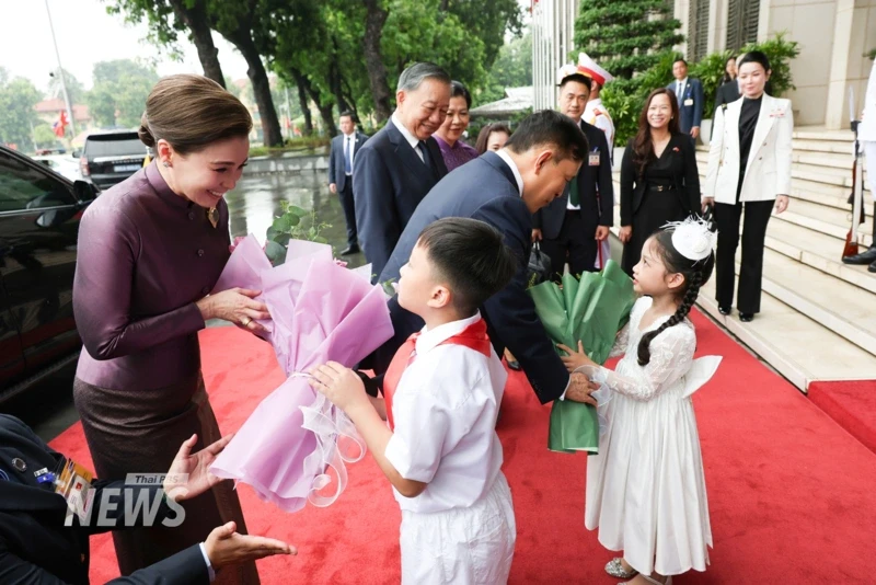 Điều chưa biết về bé gái tặng hoa cho Nhà vua Thái Lan tại Việt Nam Điều chưa biết về bé gái tặng hoa cho Nhà vua Thái Lan tại Việt Nam