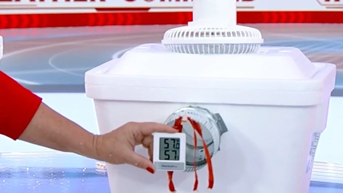 Điều hòa tự chế từ thùng xốp, xô nhựa gây sốt giữa ngày nắng nóng cực điểm Điều hòa tự chế từ thùng xốp, xô nhựa gây sốt giữa ngày nắng nóng cực điểm
