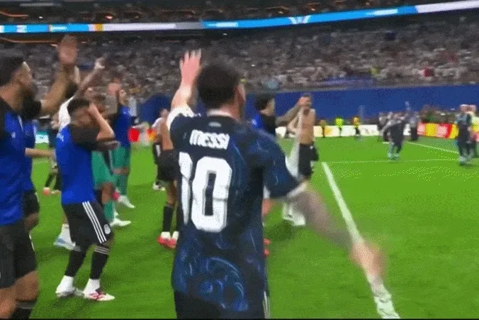 Điệu nhảy ngẫu hứng của Messi gây sốt mạng Điệu nhảy ngẫu hứng của Messi gây sốt mạng