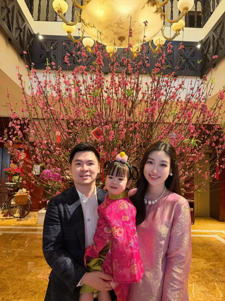 Đỗ Mỹ Linh "flex" túi Chanel sang chảnh do anh chồng tặng, dạy con bằng cách hỏi số tầng trong biệt thự trăm tỷ