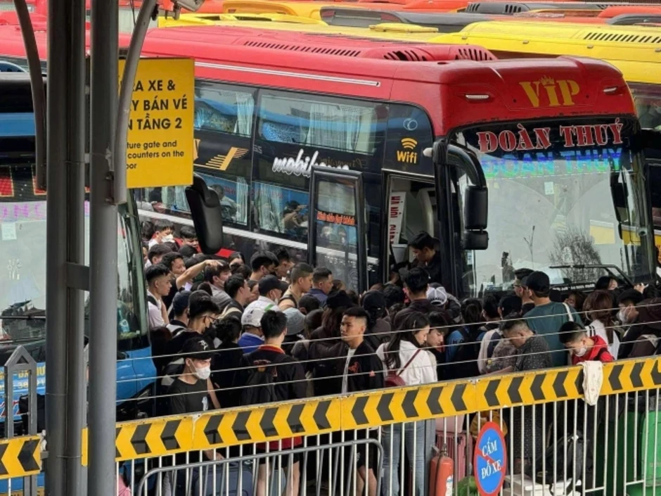 'Đỏ mắt' tìm vé tàu, xe về miền Trung dịp 30/4 'Đỏ mắt' tìm vé tàu, xe về miền Trung dịp 30/4