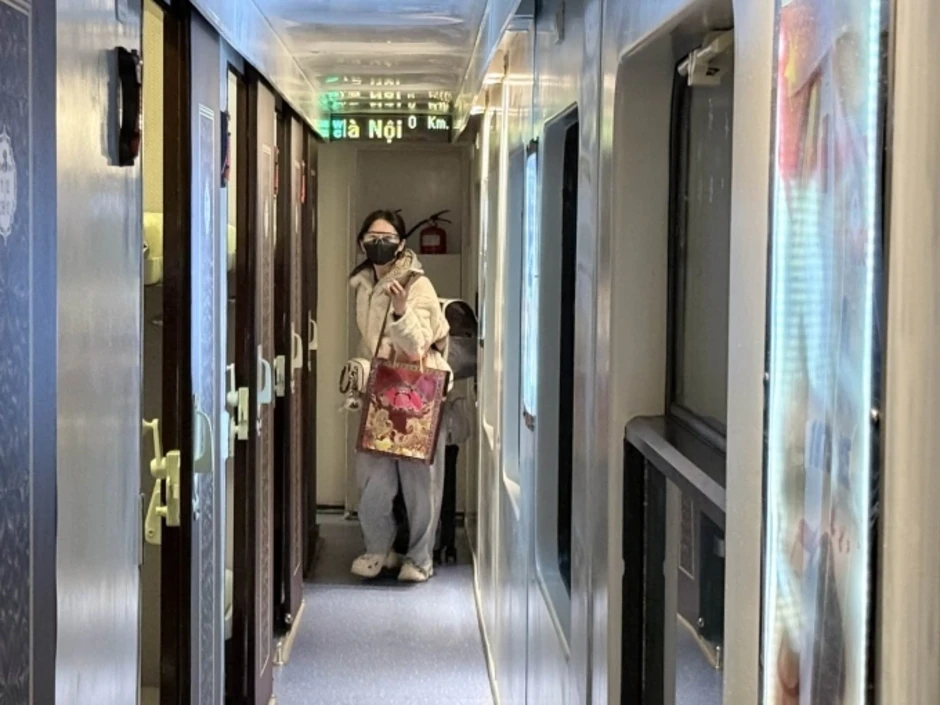 'Đỏ mắt' tìm vé tàu, xe về miền Trung dịp 30/4 'Đỏ mắt' tìm vé tàu, xe về miền Trung dịp 30/4