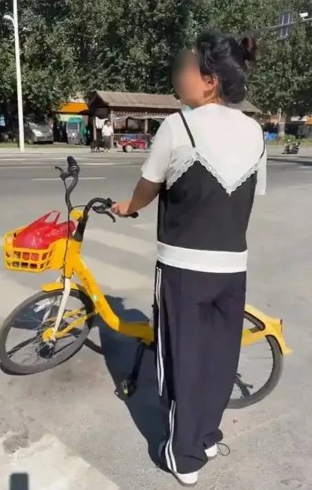 Độ tuổi thật sự của trẻ trong trang phục gây tranh cãi năm 2026 Độ tuổi thật sự của trẻ trong trang phục gây tranh cãi năm 2026