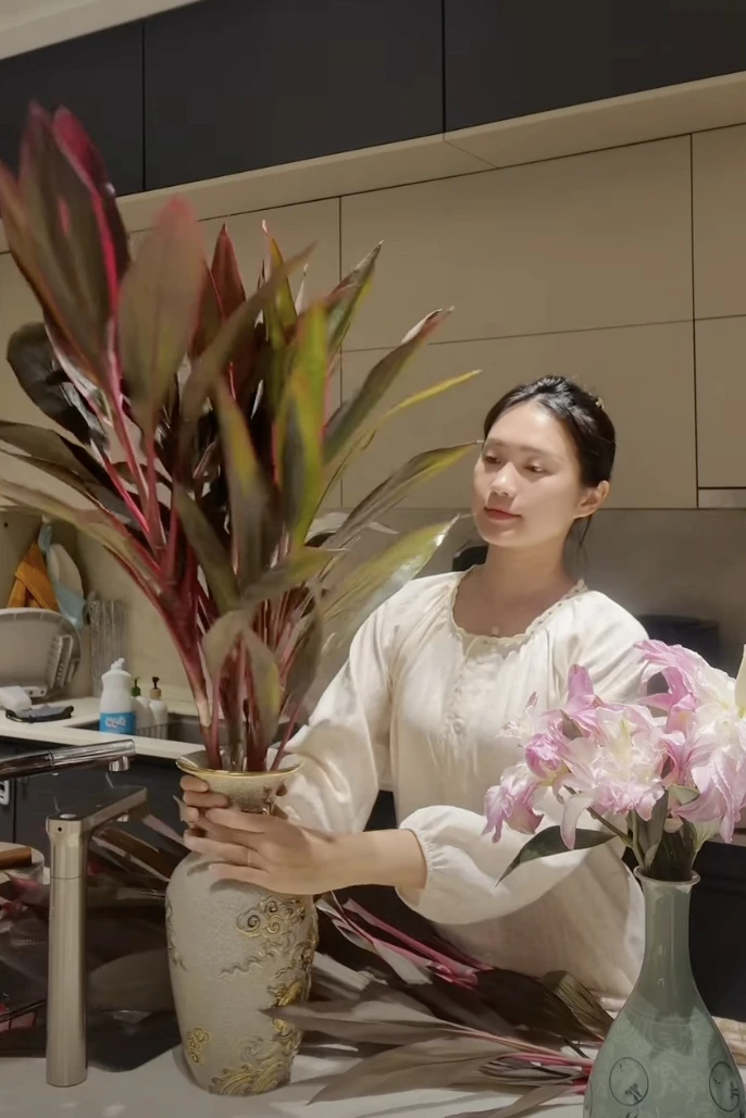 Doãn Hải My đam mê làm một việc trong căn biệt thự của Văn Hậu Doãn Hải My đam mê làm một việc trong căn biệt thự của Văn Hậu