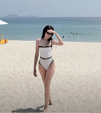 Doãn Hải My khoe dáng nuột nà, Văn Hậu lộ body cực phẩm trong chuyến du lịch với vợ con Doãn Hải My khoe dáng nuột nà, Văn Hậu lộ body cực phẩm trong chuyến du lịch với vợ con