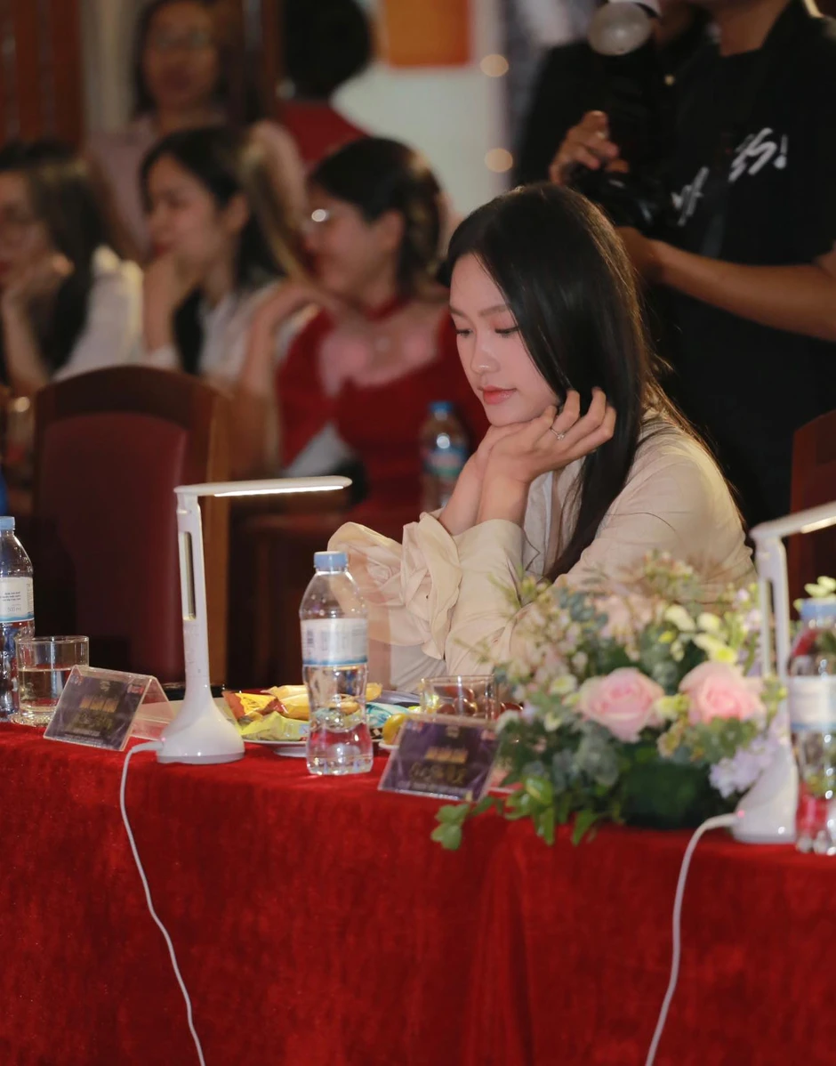 Doãn Hải My - vợ Văn Hậu nổi tiếng là "con ngoan trò giỏi", ai ngờ cũng có lúc "nổi loạn" thế này khi học Thạc sĩ Luật Doãn Hải My - vợ Văn Hậu nổi tiếng là "con ngoan trò giỏi", ai ngờ cũng có lúc "nổi loạn" thế này khi học Thạc sĩ Luật