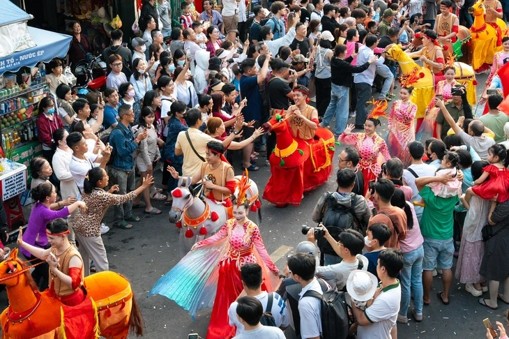 Đoàn lân, sư, rồng diễu hành rộn rã trong Lễ hội Nguyên tiêu Đoàn lân, sư, rồng diễu hành rộn rã trong Lễ hội Nguyên tiêu
