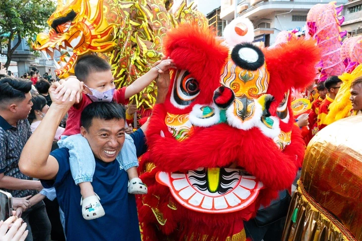 Đoàn lân, sư, rồng diễu hành rộn rã trong Lễ hội Nguyên tiêu Đoàn lân, sư, rồng diễu hành rộn rã trong Lễ hội Nguyên tiêu