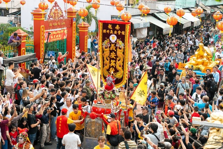 Đoàn lân, sư, rồng diễu hành rộn rã trong Lễ hội Nguyên tiêu Đoàn lân, sư, rồng diễu hành rộn rã trong Lễ hội Nguyên tiêu