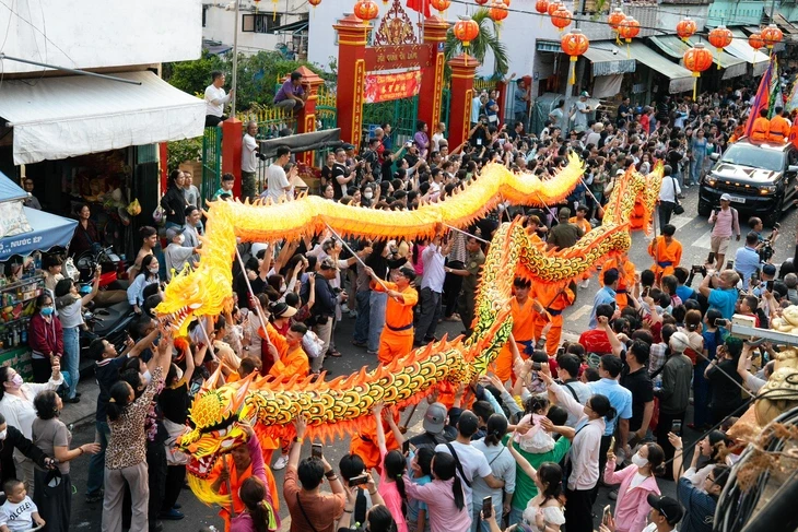 Đoàn lân, sư, rồng diễu hành rộn rã trong Lễ hội Nguyên tiêu Đoàn lân, sư, rồng diễu hành rộn rã trong Lễ hội Nguyên tiêu