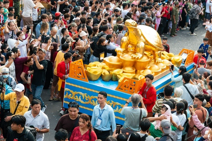 Đoàn lân, sư, rồng diễu hành rộn rã trong Lễ hội Nguyên tiêu Đoàn lân, sư, rồng diễu hành rộn rã trong Lễ hội Nguyên tiêu