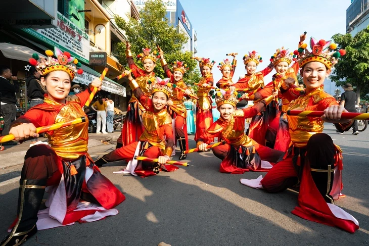 Đoàn lân, sư, rồng diễu hành rộn rã trong Lễ hội Nguyên tiêu Đoàn lân, sư, rồng diễu hành rộn rã trong Lễ hội Nguyên tiêu