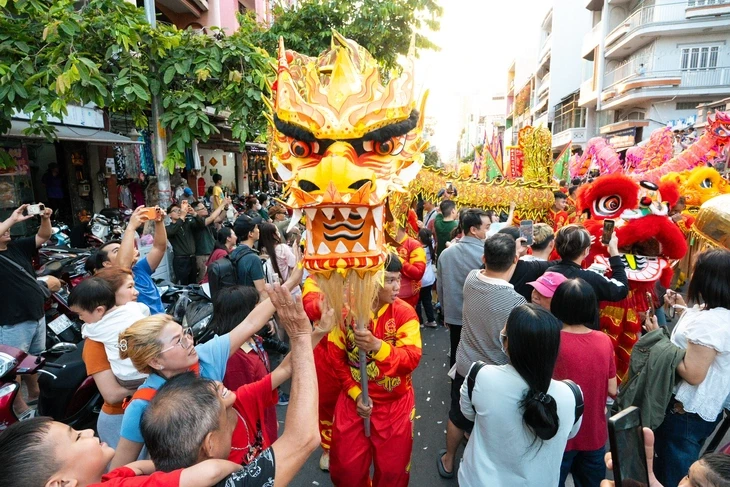 Đoàn lân, sư, rồng diễu hành rộn rã trong Lễ hội Nguyên tiêu Đoàn lân, sư, rồng diễu hành rộn rã trong Lễ hội Nguyên tiêu