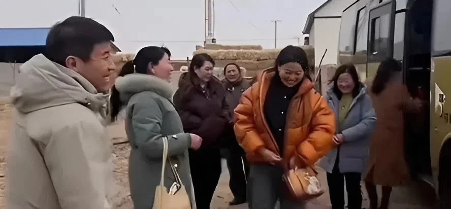 Đoàn người mang 10 con bò, 40 con cừu sang nhà thông gia thăm con gái Đoàn người mang 10 con bò, 40 con cừu sang nhà thông gia thăm con gái