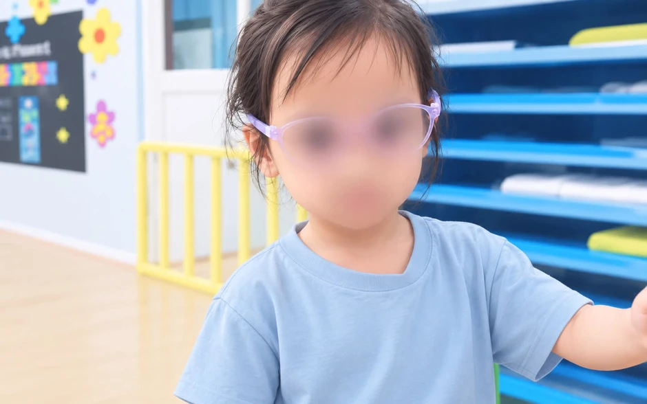 Đọc bình luận dưới bức ảnh bé gái Việt đeo kính mới thấy: Có 1 kiểu người lớn toxic, quy chụp, rất đáng cảnh báo! Đọc bình luận dưới bức ảnh bé gái Việt đeo kính mới thấy: Có 1 kiểu người lớn toxic, quy chụp, rất đáng cảnh báo!