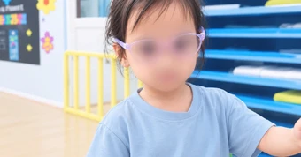 Đọc bình luận dưới bức ảnh bé gái Việt đeo kính mới thấy: Có 1 kiểu người lớn toxic, quy chụp, rất đáng cảnh báo!