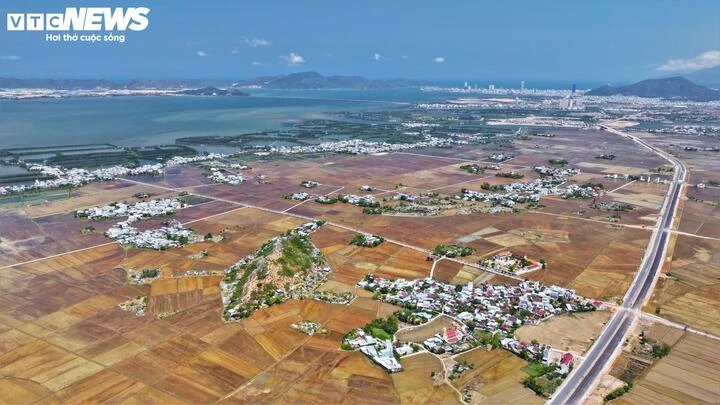 Độc đáo ngọn núi và cồn cát hình cá voi gắn với truyền thuyết ở Gia Lai