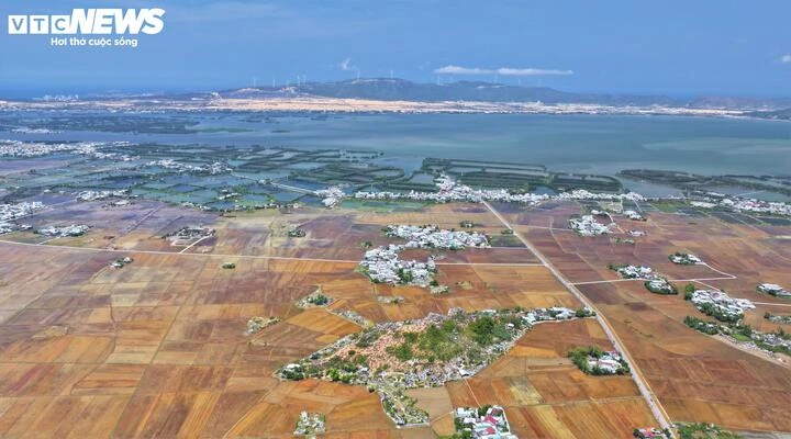 Độc đáo ngọn núi và cồn cát hình cá voi gắn với truyền thuyết ở Gia Lai