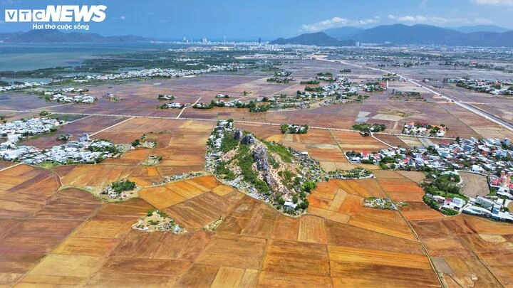 Độc đáo ngọn núi và cồn cát hình cá voi gắn với truyền thuyết ở Gia Lai