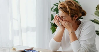 Đọc lá thư trong ngày giỗ đầu mẹ, con gái bàng hoàng nhận ra điều đau đớn