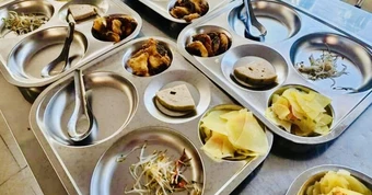 Đọc tin thực phẩm bẩn vào trường học, tôi giật mình nhớ lại câu nói vu vơ của con