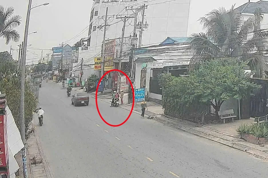 Đôi nam nữ dàn cảnh mua vé số, “ẵm” 2 xấp rồi bỏ chạy Đôi nam nữ dàn cảnh mua vé số, “ẵm” 2 xấp rồi bỏ chạy
