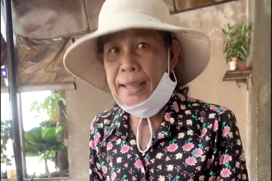 Đôi nam nữ dàn cảnh mua vé số, “ẵm” 2 xấp rồi bỏ chạy Đôi nam nữ dàn cảnh mua vé số, “ẵm” 2 xấp rồi bỏ chạy