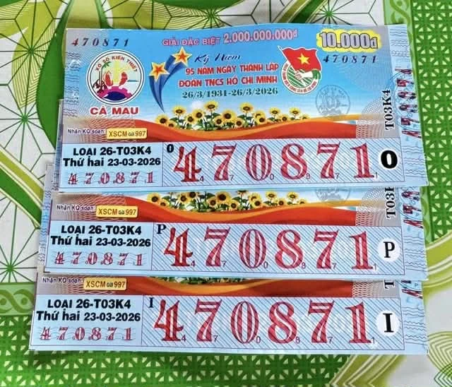 Đôi vợ chồng trùm kín mít đến đại lý vé số, mang về số tiền “khủng”