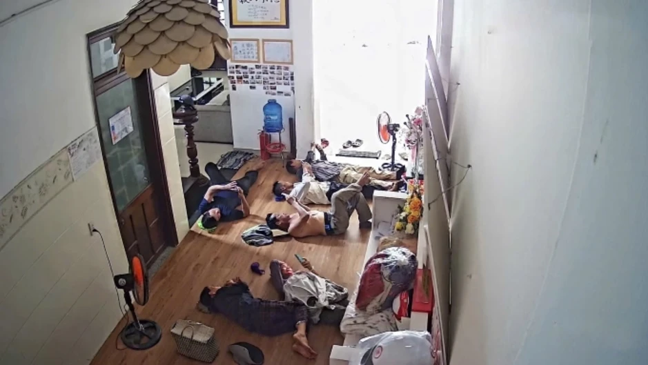 Đón người lạ vào nhà tránh nóng