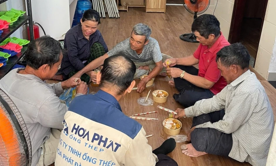 Đón người lạ vào nhà tránh nóng