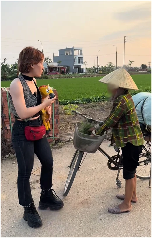 Đóng giả khách Hàn đòi bà cô dẫn đi khám phá nghĩa trang, đến nơi hỏi nhỏ 1 câu bà cô bỏ chạy