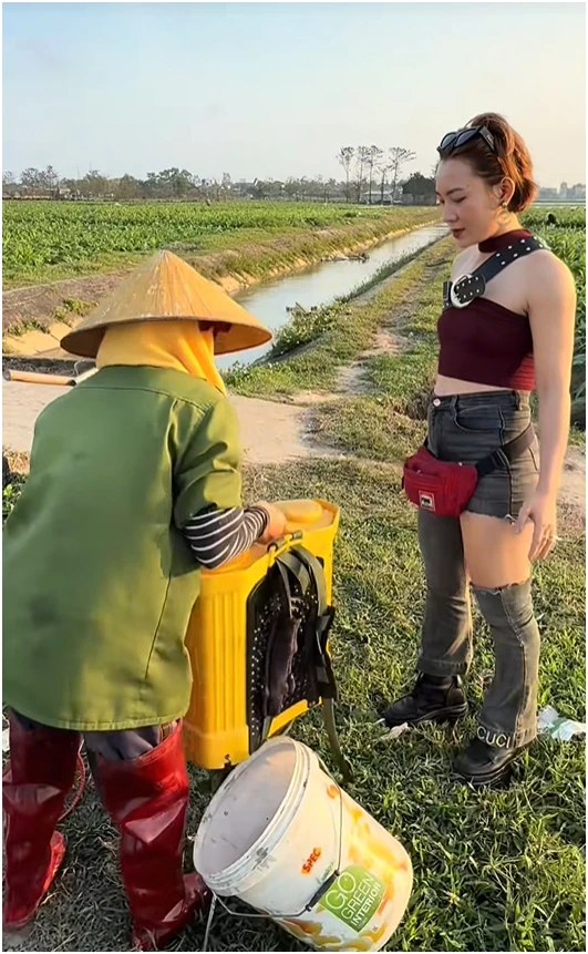 Đóng giả khách Hàn đòi bà cô dẫn đi khám phá nghĩa trang, diễn biến sau đó hút 10 triệu lượt xem Đóng giả khách Hàn đòi bà cô dẫn đi khám phá nghĩa trang, diễn biến sau đó hút 10 triệu lượt xem