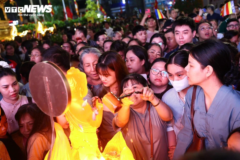 Dòng người cung rước kim thân Đức Phật, mừng Đại lễ Phật đản ở TP.HCM Dòng người cung rước kim thân Đức Phật, mừng Đại lễ Phật đản ở TP.HCM