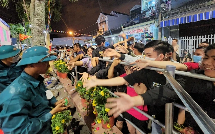 Dù ai mua bán bộn bề, Làm Chay mười sáu nhớ về Tầm Vu Dù ai mua bán bộn bề, Làm Chay mười sáu nhớ về Tầm Vu