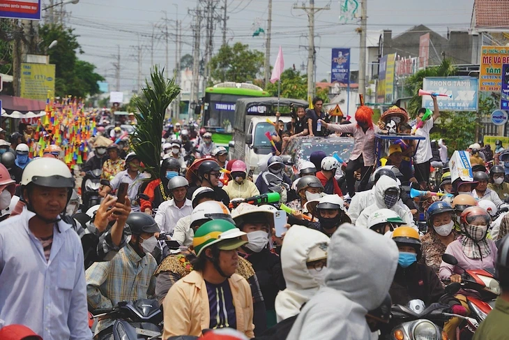 Dù ai mua bán bộn bề, Làm Chay mười sáu nhớ về Tầm Vu Dù ai mua bán bộn bề, Làm Chay mười sáu nhớ về Tầm Vu