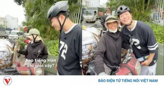 Du khách Hàn Quốc ngỡ ngàng vì người bán hàng rong nói tiếng Hàn như gió