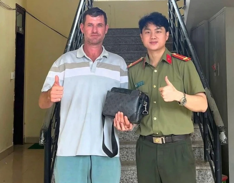 Du khách Mỹ và Anh xúc động khi được hỗ trợ tìm lại tài sản thất lạc Du khách Mỹ và Anh xúc động khi được hỗ trợ tìm lại tài sản thất lạc