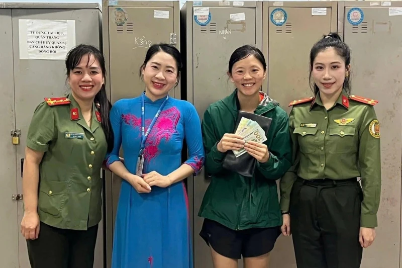 Du khách Mỹ và Anh xúc động khi được hỗ trợ tìm lại tài sản thất lạc Du khách Mỹ và Anh xúc động khi được hỗ trợ tìm lại tài sản thất lạc