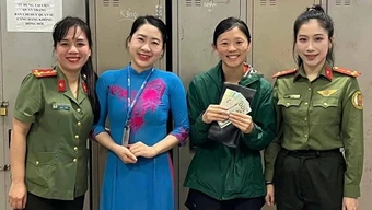 Du khách Mỹ và Anh xúc động khi được hỗ trợ tìm lại tài sản thất lạc
