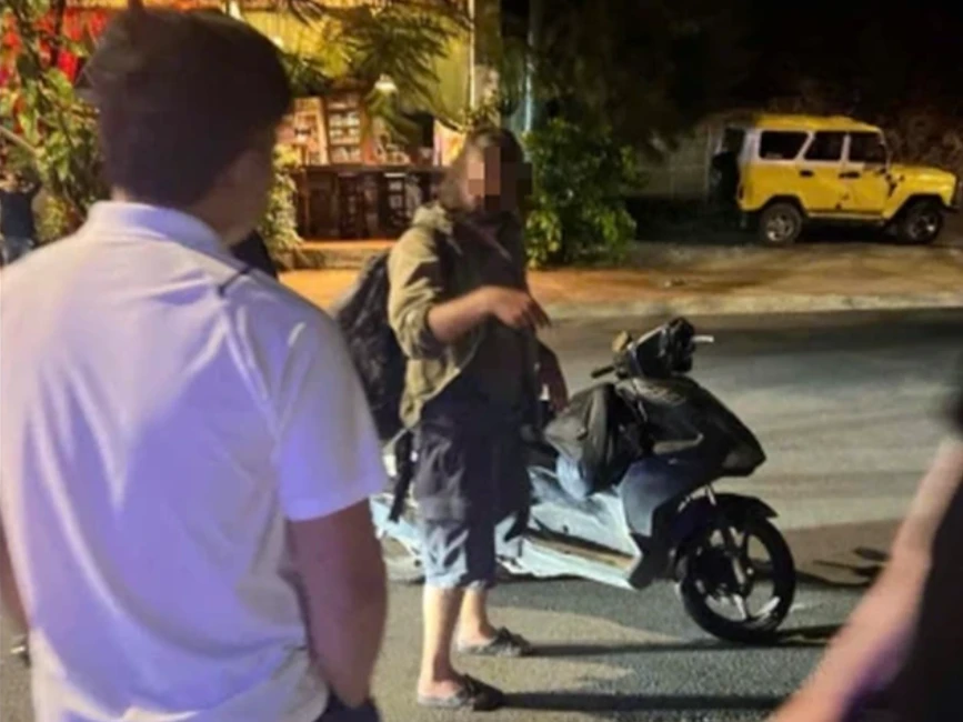 Du khách nước ngoài đâm công an rồi bỏ chạy hơn 70km