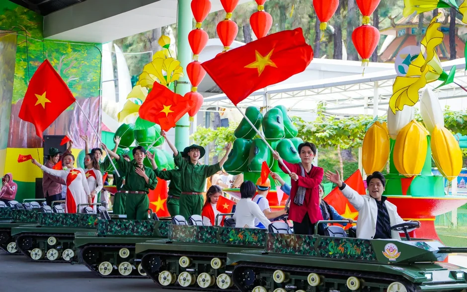 Du lịch TP Hồ Chí Minh thu 8.700 tỷ đồng trong dịp nghỉ lễ Du lịch TP Hồ Chí Minh thu 8.700 tỷ đồng trong dịp nghỉ lễ