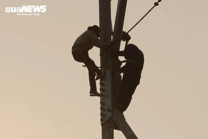 Đu mình trên độ cao hàng trăm mét, công nhân dựng cột điện 110kV xuyên lễ Đu mình trên độ cao hàng trăm mét, công nhân dựng cột điện 110kV xuyên lễ