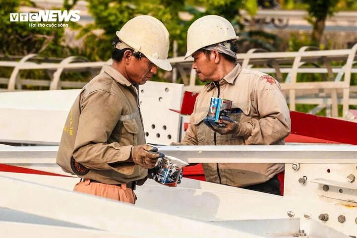 Đu mình trên độ cao hàng trăm mét, công nhân dựng cột điện 110kV xuyên lễ Đu mình trên độ cao hàng trăm mét, công nhân dựng cột điện 110kV xuyên lễ