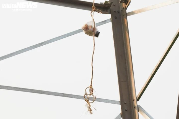 Đu mình trên độ cao hàng trăm mét, công nhân dựng cột điện 110kV xuyên lễ Đu mình trên độ cao hàng trăm mét, công nhân dựng cột điện 110kV xuyên lễ