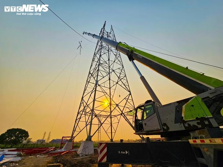 Đu mình trên độ cao hàng trăm mét, công nhân dựng cột điện 110kV xuyên lễ Đu mình trên độ cao hàng trăm mét, công nhân dựng cột điện 110kV xuyên lễ